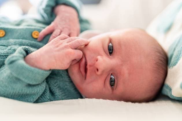 Creative Highlights Symbolbilder A close-up of a newborn baby with a contemplative expression, lying comfortably and gazing at the world around Model Released JavierDeLaTorre_ID19820_588064_016 Copyright: xJavierxDexLaxTorrex RECORD DATE NOT STATED