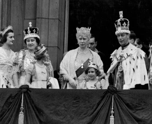King George VI, wearing the Imperial State Crown, on the balcony of Buckingham Palace after the Coronation where he acknowledged the cheers from the vast crowds that had gathered to acclaim the newly-crowned Sovereign. With him are Queen Elizabeth, Queen Mary, Princess Elizabeth and Princess Margaret. The Princesses are wearing their coronets which they put on with the Peeresses, after the crowning of the Queen. June 3, 1953.  Copyright: xCopyrightxUnknownx 5513-19381288