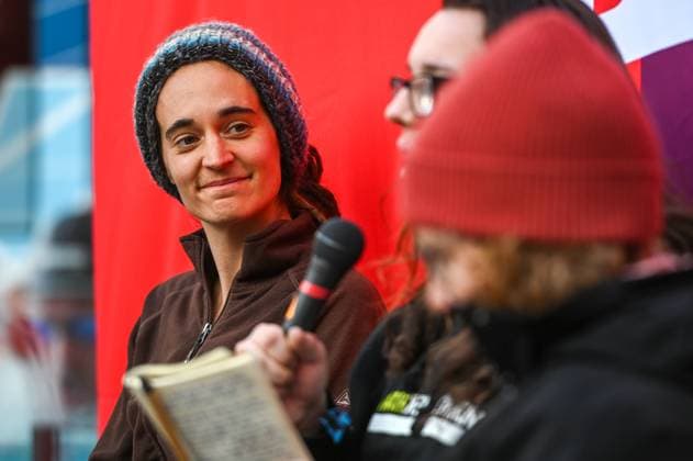 Leipzig - Linken-Europakandidatin Carola Rackete auf Podiumsdiskussion in Lindenau 14.03.2024 gegen 17 Uhr Leipzig, Lindenauer Markt im Foto: Carola Rackete, Spitzenkandidatin zur Europawahl 2024 für Die Linke bei einer Podiumsdiskussion unter dem Titel Klimagerechtigkeit statt grüner Kapitalismus auf dem Lindenauer Markt in Leipzig Leipzig Sachsen Deutschland *** Leipzig Left Party European candidate Carola Rackete at panel discussion in Lindenau 14 03 2024 around 5 pm Leipzig, Lindenauer Markt in the photo Carola Rackete, top candidate for the 2024 European elections for Die Linke at a panel discussion entitled Climate justice instead of green capitalism at the Lindenauer Markt in Leipzig Leipzig Saxony Germany Copyright: xEHLxMedia Erik-HolmxLanghofx 240314_linken-podiumsdiskussion-leipzig_2