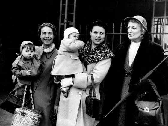 1970: London, England, United Kingdom: Three women shopping with their children. (Two of the women are carrying their children. London United Kingdom - ZUMAk09_ 19700101_jtc_k09_488 Copyright: xKeystonexPressxAgencyx