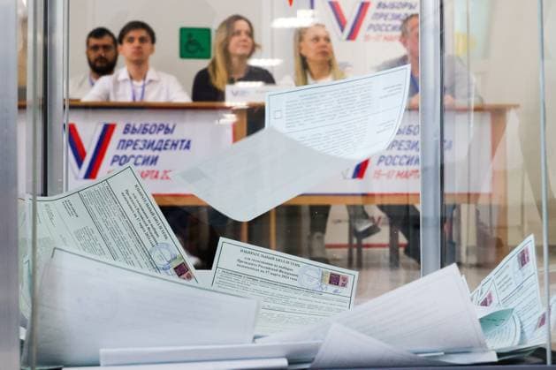 News Themen der Woche KW11 News Bilder des Tages RUSSIA, VOLGOGRAD - MARCH 15, 2024: Ballots are seen in a box during the 2024 Russian presidential election. Four candidates are on the ballot: Vladislav Davankov of the New People Party, incumbent president, independent candidate Vladimir Putin, Leonid Slutsky of the Liberal Democratic Party and Nikolai Kharitonov of the Russian Communist Party. Dmitry Rogulin TASS  68206338