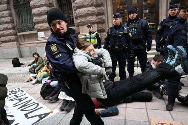 Bilder des Jahres 2024, News 03 März News Themen der Woche KW11 News Bilder des Tages STOCKHOLM, SVERIGE 20240315 Greta Thunberg bärs bort av polis vid en klimataktion utanför riksdagshuset. STOCKHOLM SVERIGE x10080x *** STOCKHOLM, SWEDEN 20240315 Greta Thunberg is carried away by police during a climate action outside the Parliament building STOCKHOLM, SWEDEN x10080x  Copyright: xFredrikxSandberg TTx KLIMATDEMONSTRATION WGCORQcPWUY
