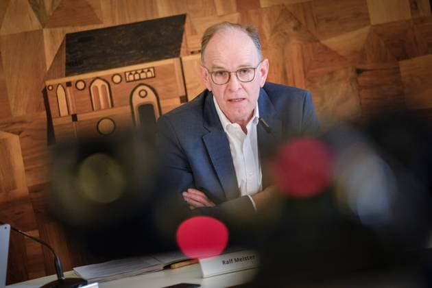 News Themen der Woche KW11 News Bilder des Tages PK der hannoverschen Landeskirche mit Landesbischof Ralf Meister (Foto) am Freitag (15.03.2024) in Hannover zu dem vor zwei Wochen veroeffentlichten Gutachten zu Missbrauchsfaellen in der Kirchengemeinde Oesede bei Osnabrueck. Nach Kritik am Umgang mit einem Missbrauchsfall in den 1970er-Jahren in Oesede will die hannoversche Landeskirche ihre Strukturen fuer die Aufarbeitung verstaerken. Landesbischof Ralf Meister kuendigte am Freitag die Einrichtung einer unabhaengigen regionalen Aufarbeitungskommission fuer Niedersachsen und Bremen an. Zudem werde die landeskirchliche Fachstelle fuer sexualisierte Gewalt personell aufgestockt und direkt dem Praesidenten oder der Praesidentin des Landeskirchenamtes unterstellt. Einen Ruecktritt, wie er vo Copyright: epd-bild JensxSchulze epd-Missbrauch_Oesede1-kopieren