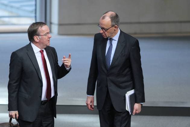 Berlin, Deutschland, 15.03.2024: Deutscher Bundestag: 158. Sitzung: (L-R) Bundesverteidigungsminister Boris Pistorius, SPD, und CDU-Chef Friedrich Merz, in einem kurzen Gespräch *** Berlin, Germany, 15 03 2024 German Bundestag 158 Session L R Federal Minister of Defense Boris Pistorius, SPD, and CDU leader Friedrich Merz, in a brief conversation Copyright: xdtsxNachrichtenagenturx dts_32809