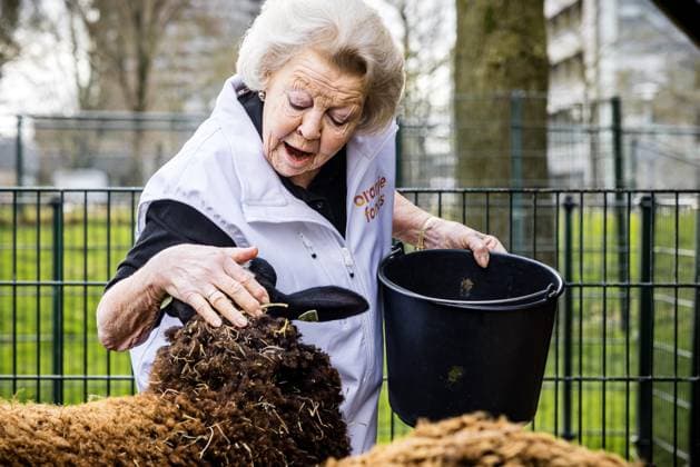 Bilder des Jahres 2024, Entertainment 03 März Entertainment Themen der Woche KW11 Entertainment Bilder des Tages UTRECHT - Princess Beatrix volunteers in an urban farm during the twentieth edition of NLdoet, the largest volunteer campaign in the Netherlands. ANP ROB ENGELAAR netherlands out - belgium out  Copyright: xx x493747439x originalFilename: 493747439.jpg