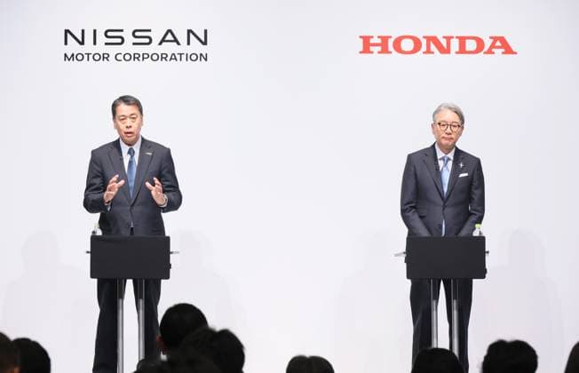 News Themen der Woche KW11 News Bilder des Tages March 15, 2024, Tokyo, Japan - Japan s automobile giants Nissan Motor president Makoto Uchida (L) and Honda Motor president Toshihiro Mibe (R) hold a press conference in Tokyo as they started study of their strategic partnership on Friday, March 15, 2024. The two companies signed a memorundum of understanding (MOU) to study partnership in the field of electric vehicle and intelligence. (photo by Yoshio Tsunoda AFLO)  , aflo_247300958.jpg,