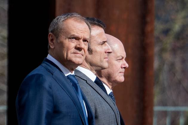 News Themen der Woche KW11 Militaerischen Ehren zum Treffen des Weimarer Dreiecks im Bundeskanzleramt in Berlin Donald Tusk Ministerpraesident der Republik Polen gemeinsam mit Emmanuel Macron Staatspraesident der Franzoesischen Republik und Bundeskanzler Olaf Scholz bei den Militaerischen Ehren im Vorfeld zum Treffen des Weimarer Dreiecks im Bundeskanzleramt in Berlin, Berlin , 15.03.2024 Berlin Berlin Deutschland *** Military honors for the meeting of the Weimar Triangle at the Federal Chancellery in Berlin Donald Tusk Prime Minister of the Republic of Poland together with Emmanuel Macron President of the French Republic and Federal Chancellor Olaf Scholz at the military honors in the run-up to the meeting of the Weimar Triangle at the Federal Chancellery in Berli