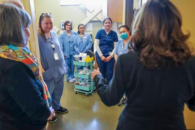 March 14, 2024, St Paul, Mn, United States of America: U.S Vice President Kamala Harris, right, speaks with the medical staff during a tour of the medical facilities at Planned Parenthood, March 14, 2024 in St. Paul, Minnesota. Harris is the first visit by a sitting Vice President to a clinic that provides abortions. St Paul United States of America - ZUMAp138 20240314_zaa_p138_030 Copyright: xLawrencexJackson WhitexHousex