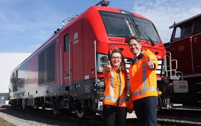 Bilder des Jahres 2024, News 03 März News Themen der Woche KW11 News Bilder des Tages 15.03.2024 Sachsen Anhalt Sachsen-Anhalt Halle Saale Hybridlokomotive Hybridlok Lok Lokomotive Hybrid Die Deutsche Bahn ( DB ) will ihren Güterverkehr Cargo umweltfreundlicher machen - und dafür neue Loks betrieben mit Strom und Diesel aus Frittenfett einsetzen. Die neue Generation an Triebfahrzeugen sei auf elektrifizierten Streckenabschnitten rein elektrisch unterwegs, auf oberleitungsfreien Streckenabschnitten könne ohne Lokwechsel in den konventionellen Antrieb umgeschaltet werden Hybrid-Loks mit dem Namen Â« Vectron Dual Mode light Â» auf dem Foto: Michael Peter , Chef des Zuganbieters Siemens Mobility , der die Hybrid-Loks mit dem Namen Â«Vectron Dual Mode lightÂ» herstellt. & Vorstandsvorsitzende der DB Cargo , Sigrid