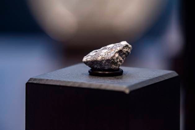 Meteoriten aus Brandenburg in einer Vitrine im Naturkundemuseum in Berlin am 12. März 2024. Meteoriten aus Brandenburg im Naturkundemuseum ausgestellt *** Meteorites from Brandenburg in a display case at the Natural History Museum in Berlin on March 12, 2024 Meteorites from Brandenburg on display at the Natural History Museum