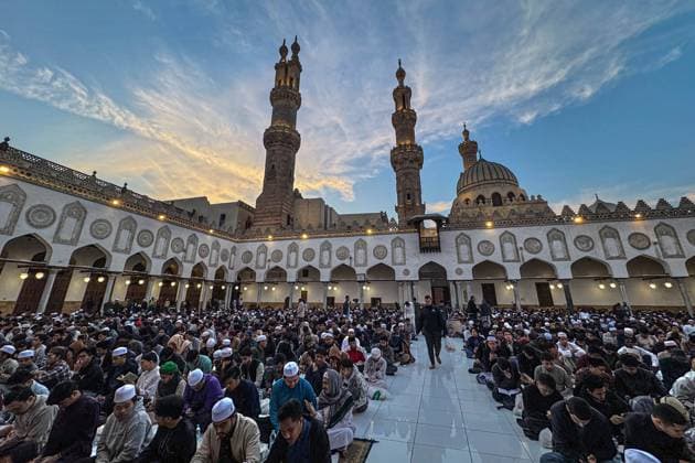 News Themen der Woche KW11 (240315) -- CAIRO, March 15, 2024 -- Muslims wait to have iftar meals at the Al-Azhar Mosque during Ramadan in Cairo, Egypt, on March 15, 2024. ) EGYPT-CAIRO-RAMADAN-IFTAR AhmedxGomaa 