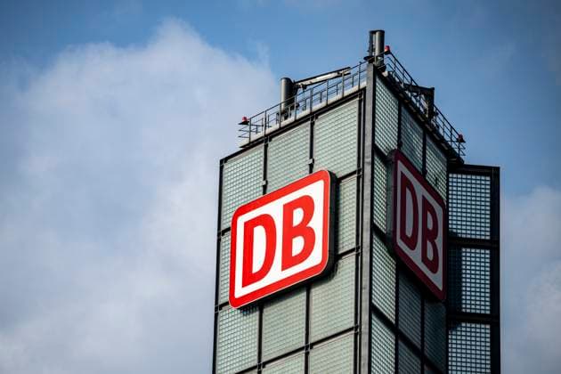Tarifverhandlung Deutsche Bahn mit der GDL Wirtschaft, Verkehr, Bahn: Blick auf das Logo der Deutschen Bahn am Gebäude am Berliner Hauptbahnhof. Berlin Berlin Deutschland *** Collective bargaining Deutsche Bahn with the GDL Economy, Transport, Railways View of the Deutsche Bahn logo on the building at Berlin Central Station Berlin Berlin Germany Copyright: xDavidxInderliedx