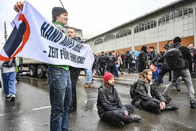 Bilder des Jahres 2024, News 03 März News Themen der Woche KW11 Ungehorsame Versammlung der Letzten Generation an der Warschauer Brücke ** NUR FÜR REDAKTIONELLE ZWECKE ** EDITORIAL USE ONLY **<p>Aktivisten der der Letzten Generation nehmen an einer Ungehorsame Versammlung der Letzten Generation an der Warschauer Brücke teil. Die Letzte Generation protestiert damit gegen die Klimapolitik der Ampelregierung. Aktionen sind in Köln, Regensburg, München, Leipzig, Bremen, Karlsruhe, Stuttgart, Freiburg, Berlin und auf Rügen geplant. + 1200 Berlin, Warschauer Brücke, Berlin. Deutschland Berlin Berlin Copyright: MaurizioxGambarini *** Disobedient Assembly of the Last Generation at the Warschauer Brücke FOR EDITORIAL PURPOSES ONLY p Activists of the Last Generation tak Copyright: MaurizioxGambarini doc7ukxoxcnwg9wm5rq26o ,EDITORIAL USE ONLY