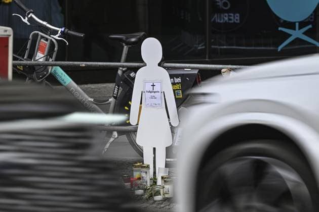 Stille Mahnwache wegen tödlichen Unfalls ** NUR FÜR REDAKTIONELLE ZWECKE ** EDITORIAL USE ONLY **<p>Stille Mahnwache wegen des schweren Unfalls am 9.3.2024 nahe Potsdamer Platz, bei dem ein Autofahrer eine Mutter ihr Kind tötete, fotografiert am 16.03.2024 in Berlin. Deutschland Berlin Berlin Copyright: MaurizioxGambarini *** Silent vigil over fatal accident FOR EDITORIAL PURPOSES ONLY EDITORIAL USE ONLY p Silent vigil over the serious accident on 9 3 2024 near Potsdamer Platz in which a driver killed a mother and her child, photographed on 16 03 2024 in Berlin Germany Berlin Berlin Copyright MaurizioxGambarini Copyright: MaurizioxGambarini doc7uky1czrvdev8obcm7a ,EDITORIAL USE ONLY