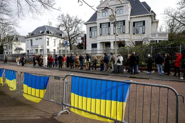 News Themen der Woche KW11 News Bilder des Tages THE HAGUE - Russians in line at the embassy. Russians living in the Netherlands can vote for the presidential elections in their own country at the Russian embassy in The Hague. Yulia Navalnaya, the widow of Russian opposition leader Alexei Navalny, has called for mass voting at noon as a protest. ANP ROBIN VAN LONKHUIJSEN netherlands out - belgium out  Copyright: xx x493914299x originalFilename: 493914299.jpg