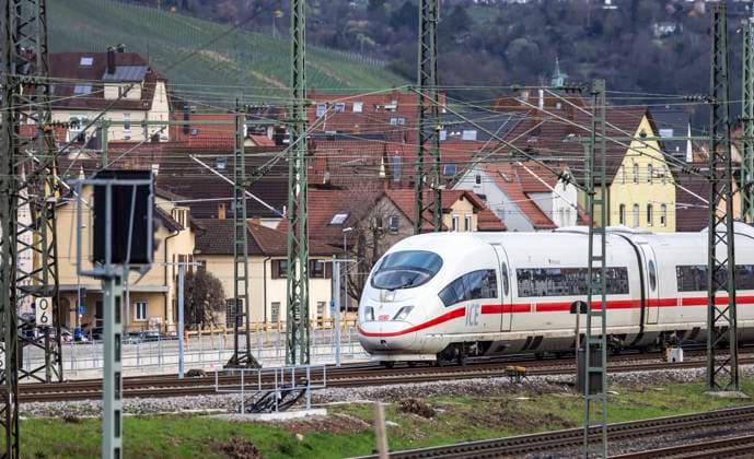 Neuer Abstellbahnhof Untertürkheim, ICE. Im Zuge von Stuttgart 21 wird der Zugverkehr neu geordnet. Unter anderem entstehen 33 Abstellgleise. 15.03.2024: Stuttgart, Baden-Württemberg, Deutschland, Europa *** New Untertürkheim stabling station, ICE Train traffic is being reorganized as part of Stuttgart 21 Among other things, 33 stabling tracks are being built 15 03 2024 Stuttgart, Baden Württemberg, Germany, Europe