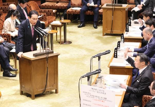 News Themen der Woche KW12 News Bilder des Tages March 18, 2024, Tokyo, Japan - Japanese Prime Minister Fumio Kishida (L) answers a question to opposition Constitutuinal Democratic Party of Japan lawmaker Tetsuro Fukuyama (R) at Upper House s budget committee session at the National Diet in Tokyo on Monday, March 18, 2024. (photo by Yoshio Tsunoda AFLO)  , aflo_247603715.jpg,