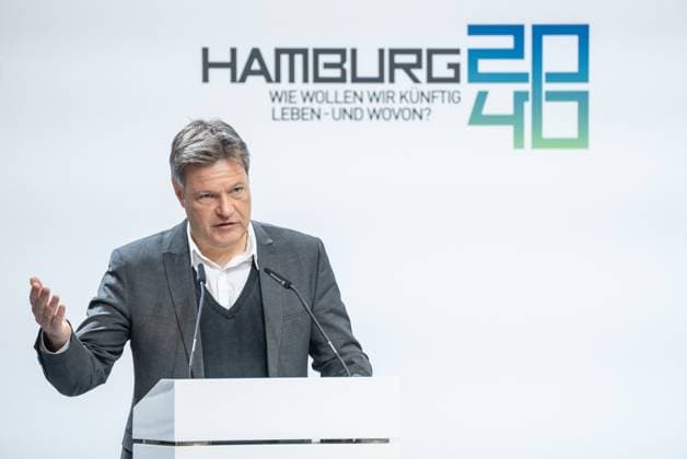 News Themen der Woche KW12 News Bilder des Tages Canada-Germany Hydrogen and Ammonia Producer-Offtaker Conference in Hamburg - Robert Habeck, Bundeswirtschaftsminister, hält eine Rede vor der Handelskammer;Canada-Germany Hydrogen and Ammonia Producer-Offtaker Conference in Hamburg - Robert Habeck, Bundeswirtschaftsminister, hält eine Rede vor der Handelskammer, Hamburg Hamburg Deutschland Handelskammer *** Canada Germany Hydrogen and Ammonia Producer Offtaker Conference in Hamburg Robert Habeck, Federal Minister of Economics, gives a speech to the Chamber of Commerce Canada Germany Hydrogen and Ammonia Producer Offtaker Conference in Hamburg Robert Habeck, Federal Minister of Economics, gives a speech to the Chamber of Commerce, Hamburg Hamburg Germany Chamber of Commerce
