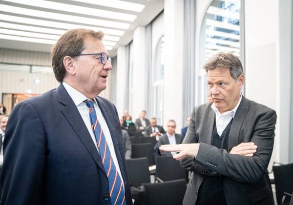 Canada-Germany Hydrogen and Ammonia Producer-Offtaker Conference in Hamburg - Robert Habeck, Bundeswirtschaftsminister (rechts), mit Jonathan Wilkinson, Minister für Energie und natürliche Ressourcen Kanada, vor Beginn der Konferenz in der Hamburger Handelskammer;Canada-Germany Hydrogen and Ammonia Producer-Offtaker Conference in Hamburg - Robert Habeck, Bundeswirtschaftsminister (rechts), mit Jonathan Wilkinson, Minister für Energie und natürliche Ressourcen Kanada, vor Beginn der Konferenz in der Hamburger Ha, Hamburg Hamburg Deutschland Handelskammer