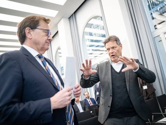 Canada-Germany Hydrogen and Ammonia Producer-Offtaker Conference in Hamburg - Robert Habeck, Bundeswirtschaftsminister (rechts), mit Jonathan Wilkinson, Minister für Energie und natürliche Ressourcen Kanada, vor Beginn der Konferenz in der Hamburger Handelskammer;Canada-Germany Hydrogen and Ammonia Producer-Offtaker Conference in Hamburg - Robert Habeck, Bundeswirtschaftsminister (rechts), mit Jonathan Wilkinson, Minister für Energie und natürliche Ressourcen Kanada, vor Beginn der Konferenz in der Hamburger Ha, Hamburg Hamburg Deutschland Handelskammer