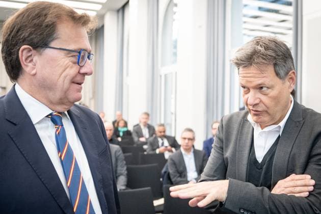 Canada-Germany Hydrogen and Ammonia Producer-Offtaker Conference in Hamburg - Robert Habeck, Bundeswirtschaftsminister (rechts), mit Jonathan Wilkinson, Minister für Energie und natürliche Ressourcen Kanada, vor Beginn der Konferenz in der Hamburger Handelskammer;Canada-Germany Hydrogen and Ammonia Producer-Offtaker Conference in Hamburg - Robert Habeck, Bundeswirtschaftsminister (rechts), mit Jonathan Wilkinson, Minister für Energie und natürliche Ressourcen Kanada, vor Beginn der Konferenz in der Hamburger Ha, Hamburg Hamburg Deutschland Handelskammer