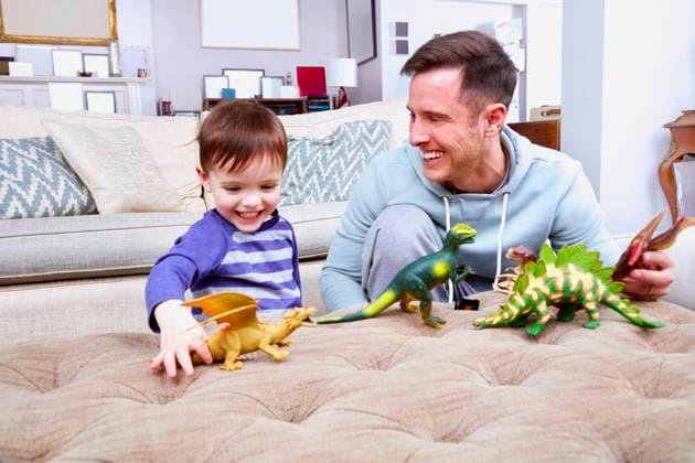 IMAGO Creative, Winter, Couching Man and child playing with dinosaur toys on a couch LUXYIMAGES_05427 Copyright: xConnectxImagesx
