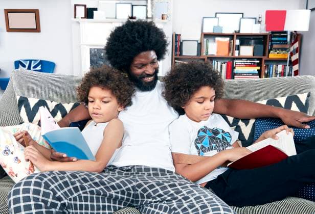 IMAGO Creative, Winter, Couching Family reading books together on a couch. LUXYIMAGES_05551 Copyright: xConnectxImagesx