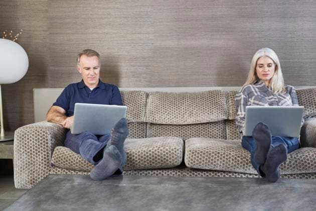 IMAGO Creative, Winter, Couching Two people working on laptops while sitting on a couch. LUXYIMAGES_00566 Copyright: xConnectxImagesx
