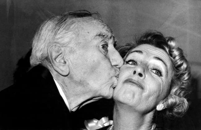 Production Supervisor Busby Berkeley kissing Ruby Keeler on Opening Night of Broadway Musical, No, No, Nanette , 1971  Copyright: xABxArchivex jtv005514