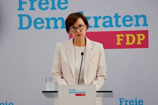 News Themen der Woche KW12 News Bilder des Tages Bettina Stark-Watzinger, Deutschland, Berlin, Pressekonferenz mit FDP-Generalsekretär Bijan Djir-Sarai und der stellvertretenden FDP-Bundesvorsitzenden und Bundesministerin für Bildung und Forschung Bettina Stark-Watzinger *** Bettina Stark Watzinger, Germany, Berlin, Press conference with FDP Secretary General Bijan Djir Sarai and FDP Deputy Federal Chairwoman and Federal Minister of Education and Research Bettina Stark Watzinger