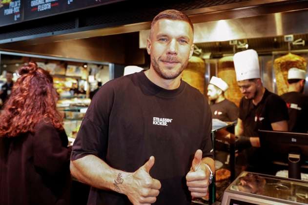 Bilder des Jahres 2024, Entertainment 03 März Entertainment Themen der Woche KW12 Entertainment Bilder des Tages Lukas Podolski bei der Eröffnung vom Mangal Döner X Lukas Podolski Store am Köln Bonn Airport. Köln, 18.03.2024 *** Lukas Podolski at the opening of the Mangal Döner X Lukas Podolski Store at Cologne Bonn Airport Cologne, 18 03 2024 Foto:xR.xSchmiegeltx xFuturexImagex podolski_4302