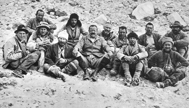 MOUNT EVEREST EXPEDITION. The 1922 British expedition to Mount Everest. First row, from left: George Mallory, George Ingle Finch, Tom George Longstaff, C. Geoffrey Bruce, Edward L. Strutt, Colin Grant Crawford. Second row, from left: Henry T. Morshead, J.G. Bruce, Arthur William Wakefield, Howard Somervell, John Morris, and Edward F. Norton.  Copyright: xGRANGERx xGRANGERx 0000176