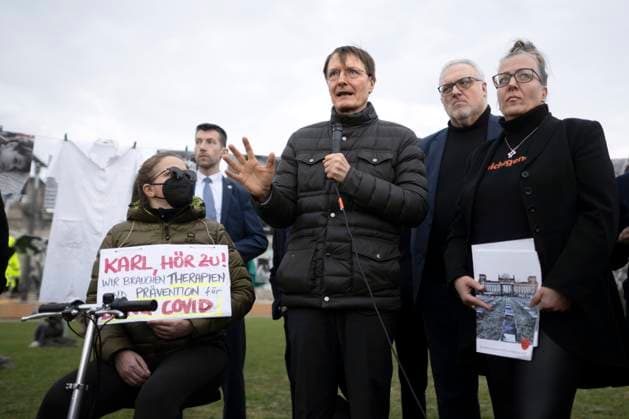 Karl Lauterbach, Long Covid Awareness Day DEU, Deutschland, Germany, Berlin, 15.03.2024 Karl Lauterbach , Bundesgesundheitsminister SPD , und rechts Ricarda Piepenhagen Gruenderin von Nicht Genesen neben Protestler mit Schild Karl hoer zu Hör Wir brauchen Therapien und Praevention fuer Long Covid der Initiative NichtGenesen gegen die Folgen von Covid Corona und der Forderung Wir forschen Forschung unter dem Motto Nicht Genesen Wir Leiden Wir Sterben Sie schauen Zu beim dritten Internationaler Long Covid Awareness Day vor dem vor dem Reichstag Sitz Deutcher Bundestag in Berlin Deutschland . Protest gegen das Leiden vieler Menschen von Long Covid und mehr biomedizinische Forschung um Post-Covid, ME CFS und Post-Vac . Mit 500 Portraits von M