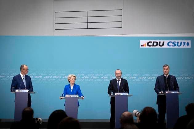Wahlprogramm Europawahl Von Der Leyen DEU, Deutschland, Germany, Berlin, 11.03.2024 Friedrich Merz , Vorsitzender der CDU , Ursula von der Leyen , Praesidentin der Europaeischen Kommission und CDU-Mitglied, Manfred Weber , Vorsitzender der Europaeischen Volkspartei EVP , und Markus Soeder , Vorsitzender der CSU Bayern (v.l.n.r.) waehrend eines Pressegespraechs nach einer gemeinsamen Sitzung von CDU und CSU zum Wahlprogramm in der CDU-Zentrale im Konrad-Adenauer-Haus in Berlin. CDU und CSU unterstuetzen die Bewerbung von der Leyens um eine zweite Amtszeit als Praesidentin der Europäaeschen Kommission zur Europawahl . Im Juni sollen in der Europäischen Union Parlamentswahlen stattfinden Europawahlprogramm Söder en: Friedrich Merz , chairm