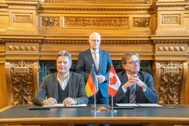 Canada-Germany Hydrogen and Ammonia Producer-Offtaker Conference in Hamburg - Senatsempfang im Hamburger Rathaus - Robert Habeck, Bundeswirtschaftsminister (links) und Jonathan Wilkinson, Minister für Energie und natürliche Ressourcen Kanada, unterzeichnen einen Letter of Intent - Im Hintergrund Peter Tschentscher, Erster Bürgermeister Hamburg;Canada-Germany Hydrogen and Ammonia Producer-Offtaker Conference in Hamburg - Senatsempfang im Hamburger Rathaus - Robert Habeck, Bundeswirtschaftsminister (links) und Jonathan Wilkinson, Minister für Energie und natürliche Ressourcen Kanada, unterzeich, Hamburg Hamburg Deutschland Rathaus