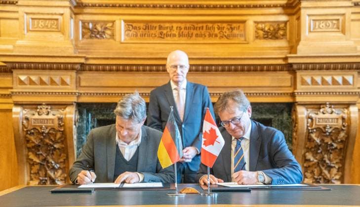 Canada-Germany Hydrogen and Ammonia Producer-Offtaker Conference in Hamburg - Senatsempfang im Hamburger Rathaus - Robert Habeck, Bundeswirtschaftsminister (links) und Jonathan Wilkinson, Minister für Energie und natürliche Ressourcen Kanada, unterzeichnen einen Letter of Intent - Im Hintergrund Peter Tschentscher, Erster Bürgermeister Hamburg;Canada-Germany Hydrogen and Ammonia Producer-Offtaker Conference in Hamburg - Senatsempfang im Hamburger Rathaus - Robert Habeck, Bundeswirtschaftsminister (links) und Jonathan Wilkinson, Minister für Energie und natürliche Ressourcen Kanada, unterzeich, Hamburg Hamburg Deutschland Rathaus