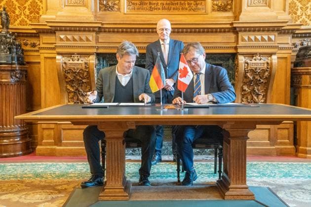 Canada-Germany Hydrogen and Ammonia Producer-Offtaker Conference in Hamburg - Senatsempfang im Hamburger Rathaus - Robert Habeck, Bundeswirtschaftsminister (links) und Jonathan Wilkinson, Minister für Energie und natürliche Ressourcen Kanada, unterzeichnen einen Letter of Intent - Im Hintergrund Peter Tschentscher, Erster Bürgermeister Hamburg;Canada-Germany Hydrogen and Ammonia Producer-Offtaker Conference in Hamburg - Senatsempfang im Hamburger Rathaus - Robert Habeck, Bundeswirtschaftsminister (links) und Jonathan Wilkinson, Minister für Energie und natürliche Ressourcen Kanada, unterzeich, Hamburg Hamburg Deutschland Rathaus
