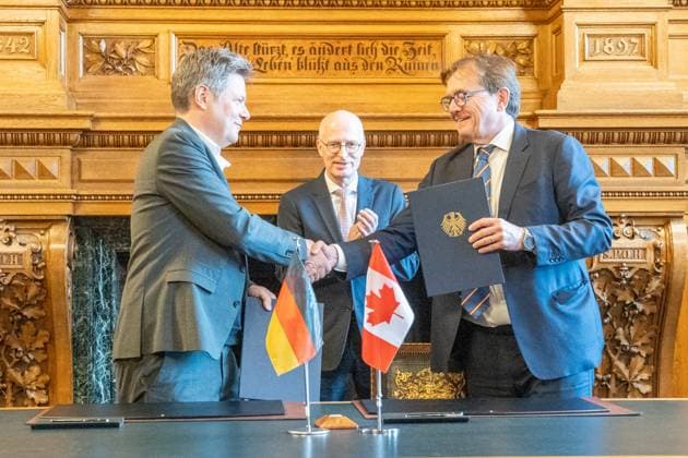 Canada-Germany Hydrogen and Ammonia Producer-Offtaker Conference in Hamburg - Senatsempfang im Hamburger Rathaus - Robert Habeck, Bundeswirtschaftsminister (links) und Jonathan Wilkinson, Minister für Energie und natürliche Ressourcen Kanada, unterzeichnen einen Letter of Intent - Im Hintergrund Peter Tschentscher, Erster Bürgermeister Hamburg;Canada-Germany Hydrogen and Ammonia Producer-Offtaker Conference in Hamburg - Senatsempfang im Hamburger Rathaus - Robert Habeck, Bundeswirtschaftsminister (links) und Jonathan Wilkinson, Minister für Energie und natürliche Ressourcen Kanada, unterzeich, Hamburg Hamburg Deutschland Rathaus