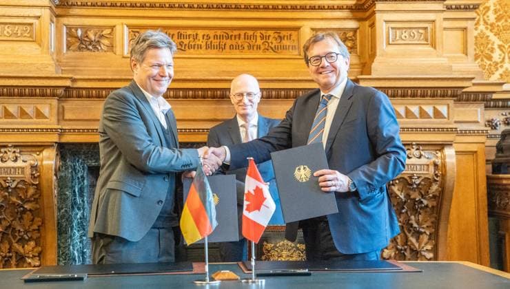 News Themen der Woche KW12 News Bilder des Tages Canada-Germany Hydrogen and Ammonia Producer-Offtaker Conference in Hamburg - Senatsempfang im Hamburger Rathaus - Robert Habeck, Bundeswirtschaftsminister (links) und Jonathan Wilkinson, Minister für Energie und natürliche Ressourcen Kanada, unterzeichnen einen Letter of Intent - Im Hintergrund Peter Tschentscher, Erster Bürgermeister Hamburg;Canada-Germany Hydrogen and Ammonia Producer-Offtaker Conference in Hamburg - Senatsempfang im Hamburger Rathaus - Robert Habeck, Bundeswirtschaftsminister (links) und Jonathan Wilkinson, Minister für Energie und natürliche Ressourcen Kanada, unterzeich, Hamburg Hamburg Deutschland Rathaus *** Canada Germany Hydrogen and Ammonia Producer Offtaker Conference in Hamburg Senate Reception at Hamburg