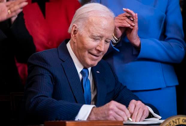US President Joe Biden signs an executive order during a Women s History Month reception in the East Room of the White House in Washington, DC on Monday, March 18, 2024. The Biden administration is rolling out an executive order to strengthen women s health research standards across federal agencies and prioritize its funding in an effort to close the gap on long-standing disparities.  WAX20240318831 AlxDrago