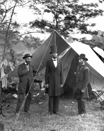 LINCOLN ANTIETAM, 1862. Allan Pinkerton, President Abraham Lincoln, and Major General John A. McClernand, photographed at Antietam, Maryland, 3 October 1862, by Alexander Gardner.  Copyright: xGRANGERx xGRANGERx 0002291
