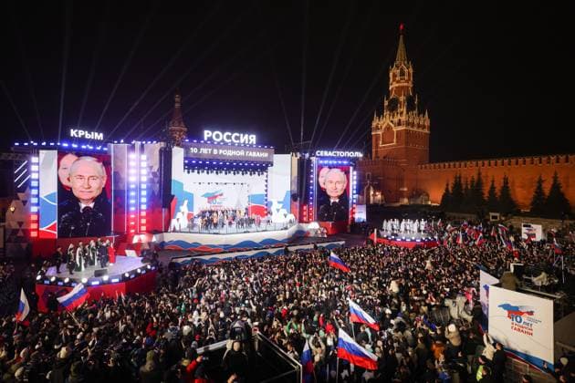 Bilder des Jahres 2024, News 03 MÃ¤rz News Themen der Woche KW12 News Bilder des Tages RUSSIA, MOSCOW - MARCH 18, 2024: President-elect Vladimir Putin (on video screens) attends a rally and concert in Red Square marking the 10th anniversary of the reunification of Crimea and Russia. Russian Presidential Press and Information Office Gavriil Grigorov TASS  68329072