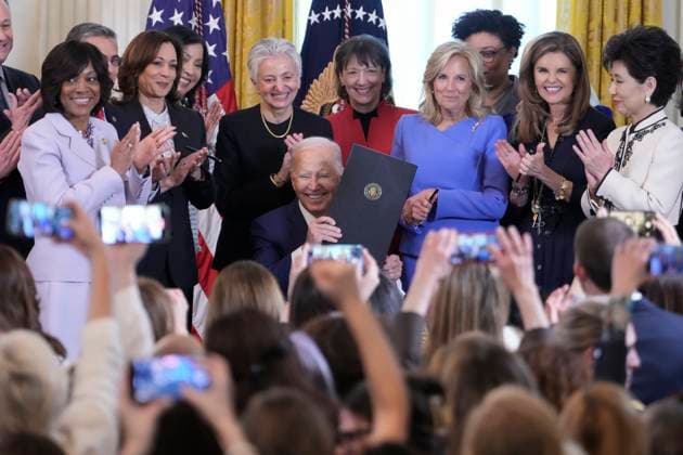News Bilder des Tages March 18, 2024, Washington, District Of Columbia, USA: United States President Joe Biden displays the executive order to boost women™s health care he signed during a Women™s History Month reception at the White House in Washington, DC, March 18, 2024 Washington USA - ZUMAs152 20240318_faa_s152_026 Copyright: xChrisxKleponisx