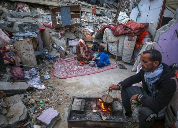 Bilder des Jahres 2024, News 03 März News Themen der Woche KW12 News Bilder des Tages Ramadan Members of the Al-Rabaya family break their fast during the Muslim holy month of Ramadan outside their destroyed home by the Israeli airstrikes in Rafah, Gaza Strip, 18 March 2024. Rafah Gaza Strip Palestinian Territories Copyright: xYasserxQudihex