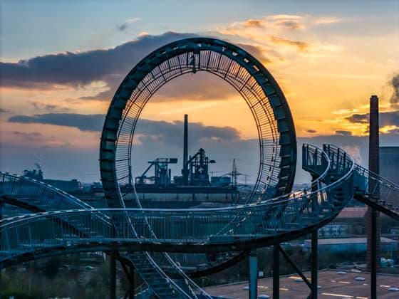 Hüttenwerke Krupp-Mannesmann, HKM in Duisburg-Hüttenheim, Kokerei und 2 Hochöfen, Sinteranlage und Kraftwerk, Landmarke Tiger & Turtle - Magic Mountain, Begehbare Skulptur in Form einer Achterbahn auf der Halde Heinrich-Hildebrand-Höhe, NRW, Deutschland, Hüttenwerke Krupp-Mannesmann