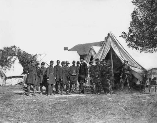 LINCOLN & McCLELLAN. Abraham Lincoln with General George B. McClellan (facing Lincoln) and suite on Antietam battlefield. Photographed by Alexander Gardner on 3 October 1862.  Copyright: xGRANGERx xGRANGERx 0004940