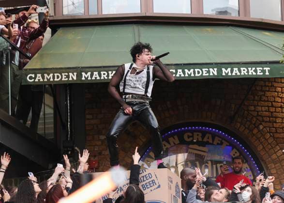 Bilder des Jahres 2024, Entertainment 03 März Entertainment Themen der Woche KW12 Entertainment Bilder des Tages YUNGBLUD at the Camden Market in Camden, London - 18 Mar 2024 Yungblud performs at Camden Market in London to announce the launch of his new music festival Bludfest. London United Kingdom Copyright: xCatxMorleyx xSOPAxImagesx CatMorley_YUNGBLUD_68471