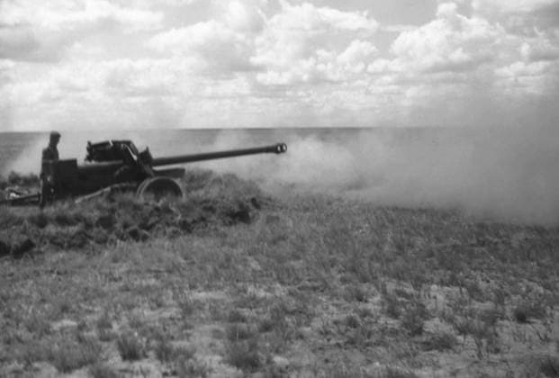 Soviet-Japanese War 6051476 09.08.1945 The Soviet-Japanese War of August-September 1945. Photo: Soviet forces attack the Kwantung Army in Manchuria, China. Simon Raskin Manchzhuriya China  Copyright: xSimonxRaskinx