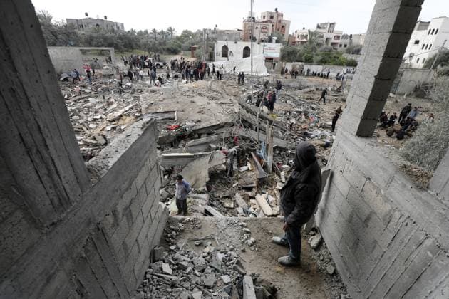 News Themen der Woche KW12 News Bilder des Tages People inspect damage and recover items from their homes following Israeli air strikes People inspect damage and recover items from their homes following Israeli air strikes on March 19, 2024 in Nuseirat, Gaza Strip. The United States and other nations mediating Israel-Hamas ceasefire talks had hoped to reach a temporary truce prior to the start of the Islamic holy month, but recent meetings in Cairo did not produce a result. Meanwhile, the humanitarian situation remains dire in Gaza, with foreign nations proposing new ways to increase aid deliveries, such as the creation of a temporary port. Photo by Omar Ashtawy apaimages Nuseirat Gaza Strip Palestinian Territory 190324_Nusairat_OSH_00(19) Copyright: xapaimagesxOmarxAshtawyx xapaimagesx