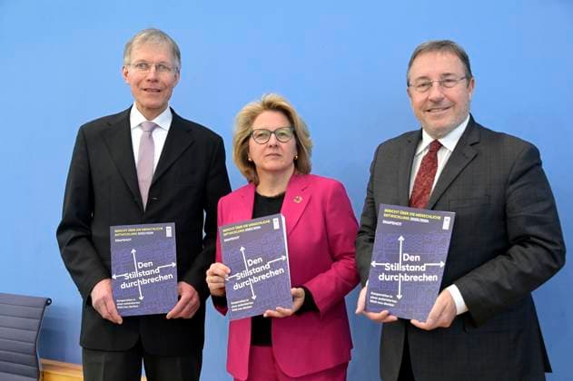 News Themen der Woche KW12 News Bilder des Tages Ekkehard Griep, Svenja Schulze und Achim Steiner bei der Bundespressekonferenz zur Vorstellung des UNDP-Berichts über die menschliche Entwicklung 2023 2024: Den Stillstand durchbrechen - Kooperation in einer polarisierten Welt neu denken im Haus der Bundespressekonferenz. Berlin, 19.03.2024 *** Ekkehard Griep, Svenja Schulze and Achim Steiner at the Federal Press Conference to present the UNDP Human Development Report 2023 2024 Breaking the stalemate Rethinking cooperation in a polarized world in the House of the Federal Press Conference Berlin, 19 03 2024 Foto:xF.xKernx xFuturexImagex undp_4305